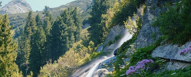 Cachoeira do Xixá com vegetação exuberante durante o período chuvoso